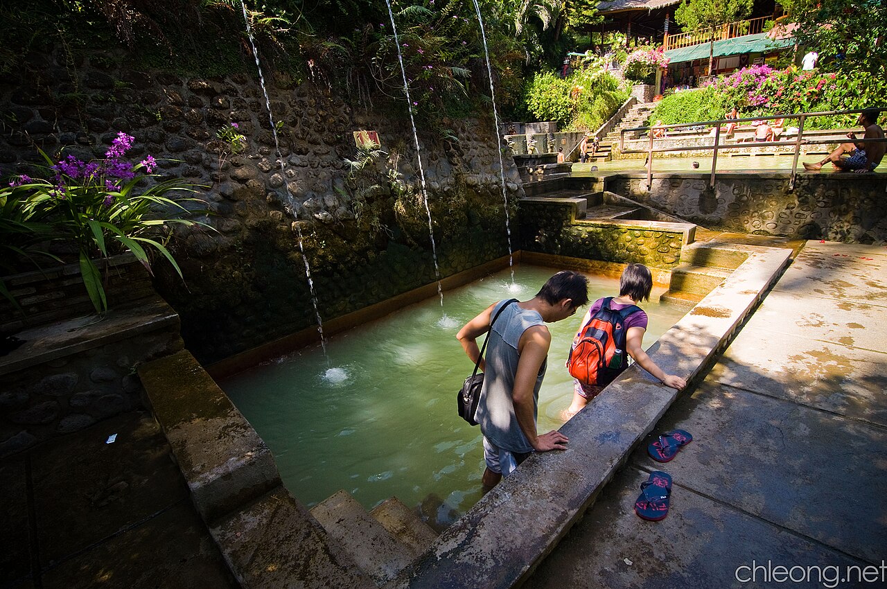 Kolam Air Panas Banjar, 10 menit dari jalan raya naik motor