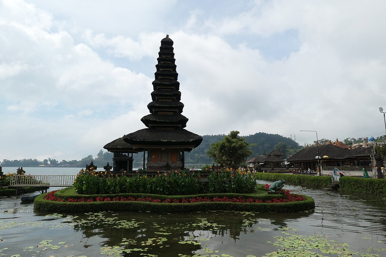 Pura Ulun Danu Beratan di tepi danau, 5 menit dari Bedugul naik motor