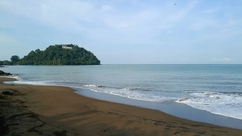 Through a rock gap to a tiny beach — Padang Padang, Where to ride from Bingin