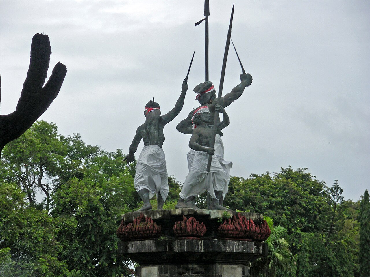 Lapangan Puputan Denpasar, 10 menit dari pusat kota naik motor