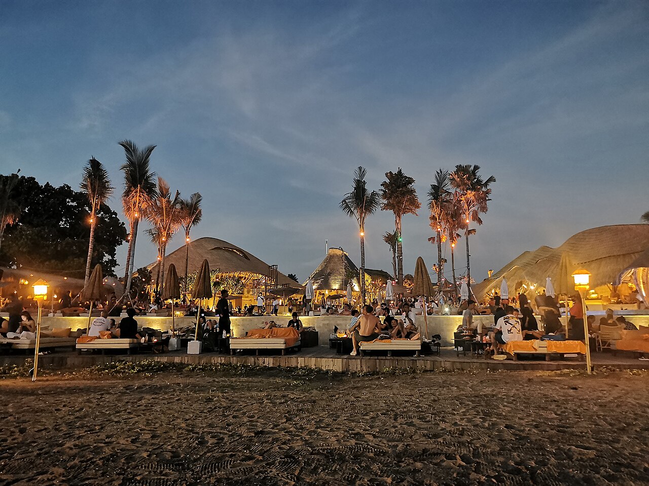 Pantai Batu Belig saat sunset, 10 menit dari Kerobokan
