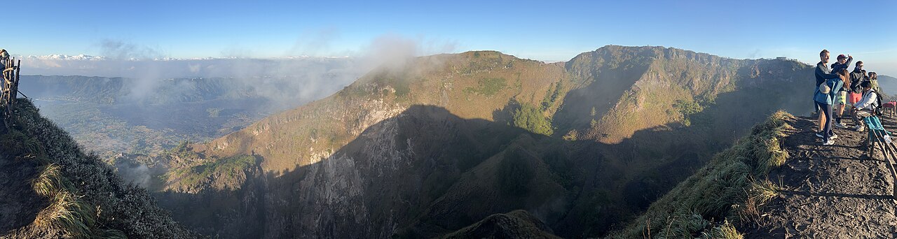 Gunung Batur berkabut dilihat dari Penelokan, 20 menit naik motor