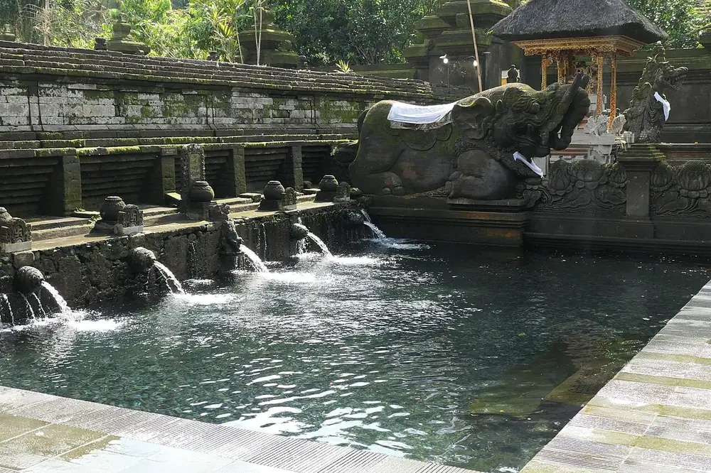 Descend via Tegallalang — rice terraces all the way — Tirta Empul, Where to ride from Kintamani