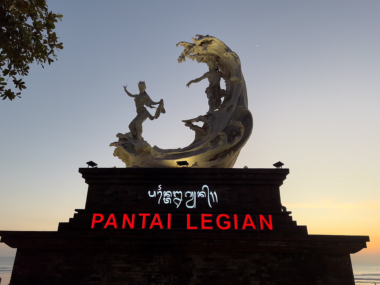Pantai Legian saat sunset, 5 menit dari pusat Legian