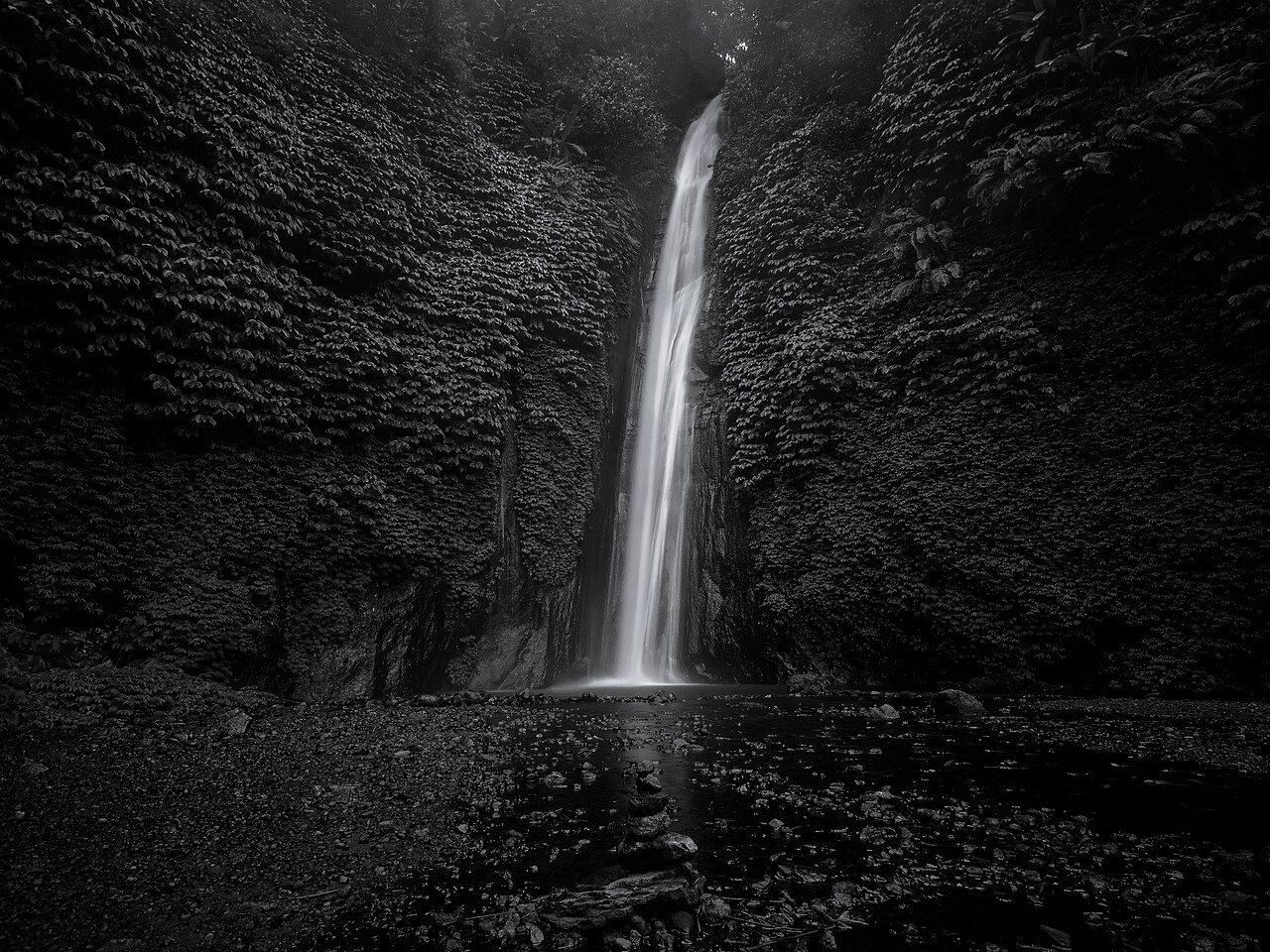Air terjun Munduk di tengah kebun cengkeh, 10 menit dari desa naik motor