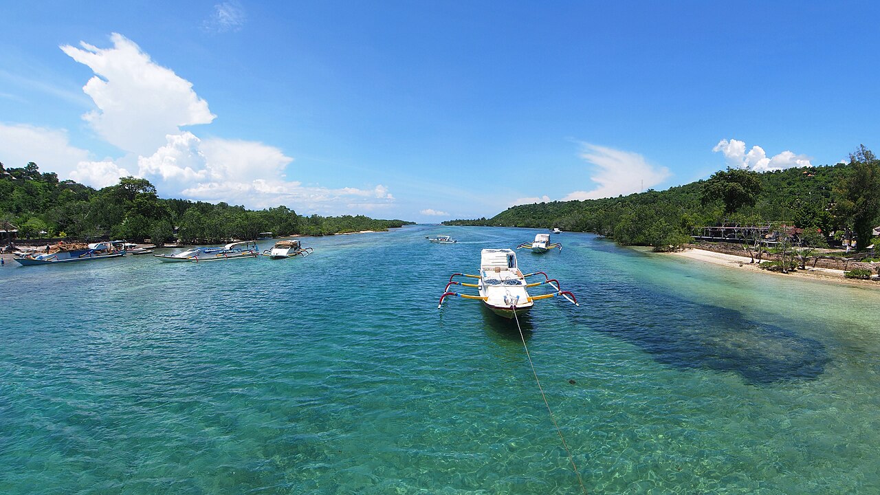 Blue Lagoon Nusa Ceningan dengan air biru menyala, 10 menit dari Jembatan Kuning naik motor