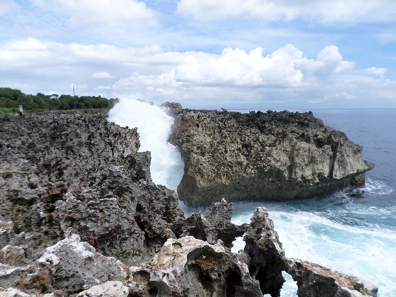 Ombak menghantam karang di Water Blow, 10 menit dari Nusa Dua