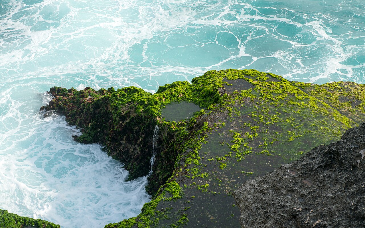 Ombak menghantam karang di Devil's Tear, 15 menit dari Jungut Batu naik motor