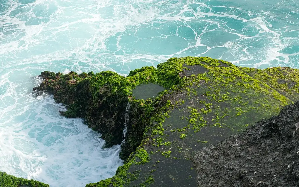 The waves detonate on the rocks — Devil's Tear, Where to ride from Nusa Lembongan