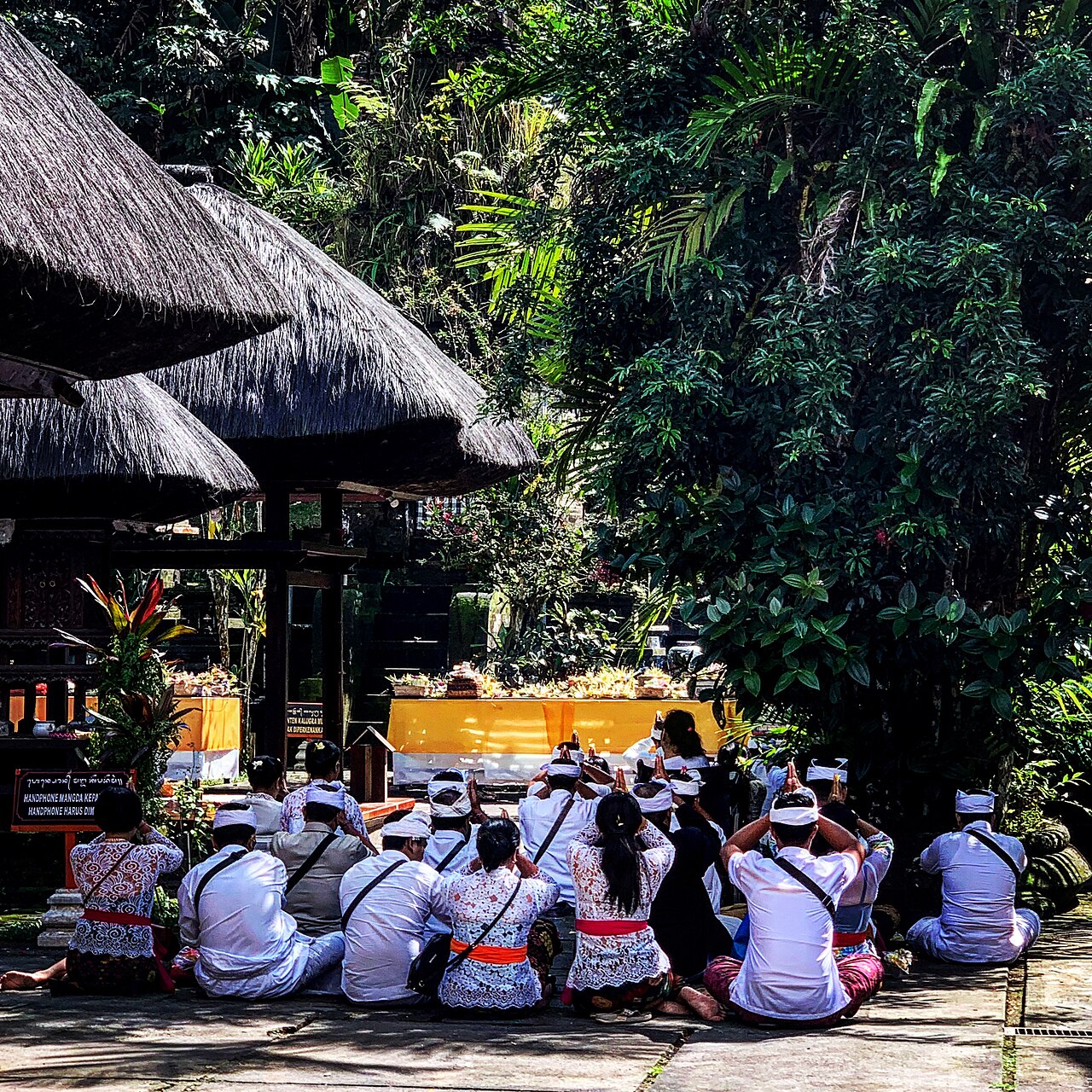 Pura Luhur Batukaru berkabut, 15 menit dari Penebel naik motor