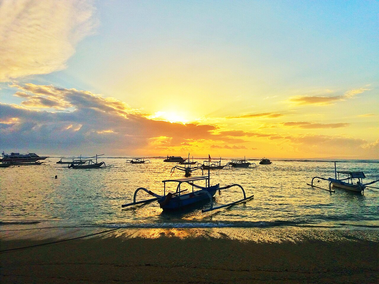 Pantai Sanur saat matahari terbit, 5 menit dari pusat Sanur naik motor