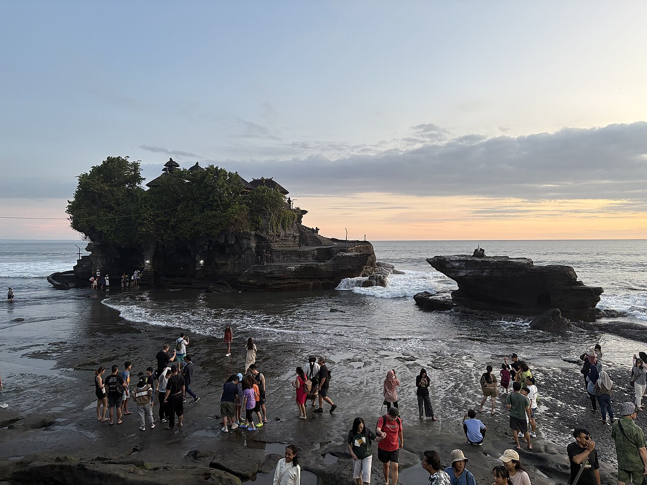 Pura Tanah Lot saat sunset, 25 menit dari kota Tabanan naik motor