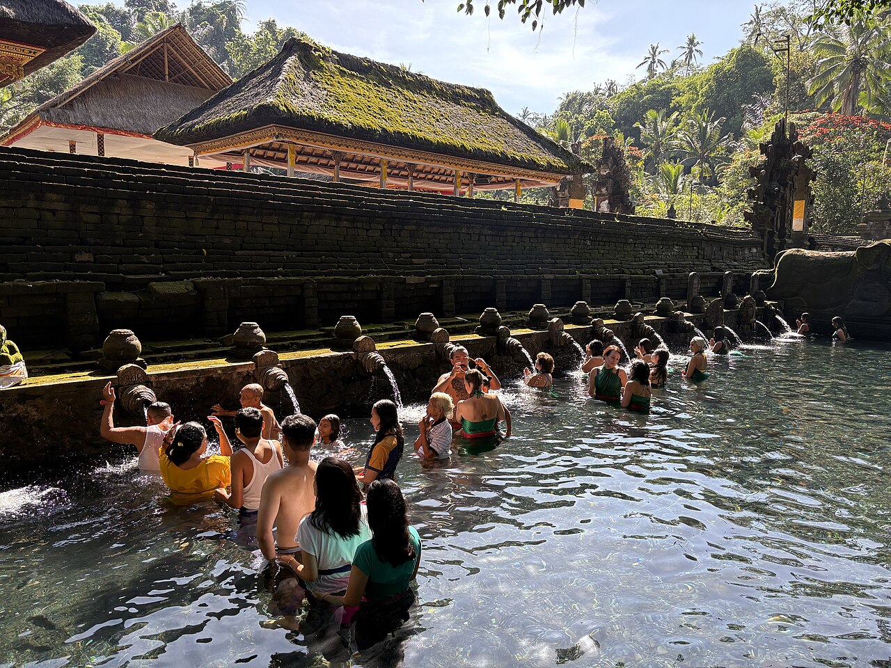 Pura Tirta Empul di tengah kabut, 5 menit dari Tampaksiring naik motor